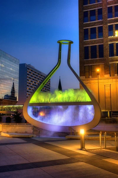 ما هي فوائد وجود تمثال النافورة في بهو الفندق؟